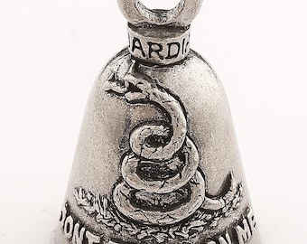 Peut inclure: Une cloche argentée avec un motif de serpent enroulé et les mots "Don't Tread On Me".