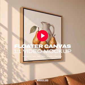 Pode incluir: Uma tela quadrada em uma moldura flutuante de madeira clara com uma pintura de natureza morta de um jarro de cerâmica branca e três peras. O texto FLOATER CANVAS 1:1 VIDEO MOCKUP está sobreposto em branco, com um botão de play vermelho.