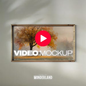 以下が含まれることがあります： 秋の葉を持つ木の風景画が描かれた、額入りのビデオモックアップ。絵にはベンチがあり、「VIDEO MOCKUP」の文字が表示されています。フレームは金色で、下部には「FRAME ART WONDERLAND」の文字があります。