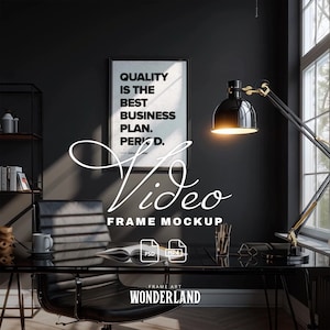 Może przedstawiać: Czarne biurko z czarnym skórzanym krzesłem, czarną lampą i oprawionym wydrukiem z napisem "QUALITY IS THE BEST BUSINESS PLAN. PERIOD." Obraz zawiera również tekst "Video FRAME MOCKUP" i "FRAME ART WONDERLAND."