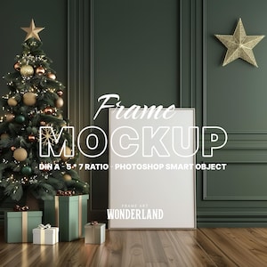 Könnte beinhalten: Ein weißer Rahmen-Mockup mit dem Text "Frame Mockup" und "DIN A - 5*7 Ratio - Photoshop Smart Object" in weißer Schrift. Der Rahmen befindet sich an einer dunkelgrünen Wand mit einem Weihnachtsbaum und Geschenken im Vordergrund. Der Text "Frame Art Wonderland" befindet sich am unteren Rand des Rahmens.