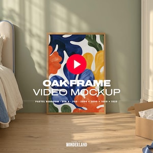 Puede incluir: Un marco de roble rectangular que contiene una impresión abstracta con formas orgánicas en azul, naranja, amarillo y verde. El marco está centrado en el suelo. El texto superpuesto dice OAK FRAME VIDEO MOCKUP, PASTEL BEDROOM, DIN A, PSD, 2000 x 2000 + 1080 x 1920.