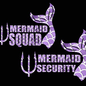 Puede incluir: Diseño gráfico morado con el texto "Mermaid Squad" y "Mermaid Security" con un tridente y un diseño de cola de sirena.