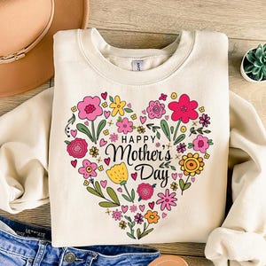 Mother&#39;s Day Floral Heart SVG: Mom Shirt Design (Digital Download)