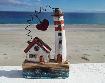 Una faro con la casetta in driftwood, per decorare casa, regalo, collezione