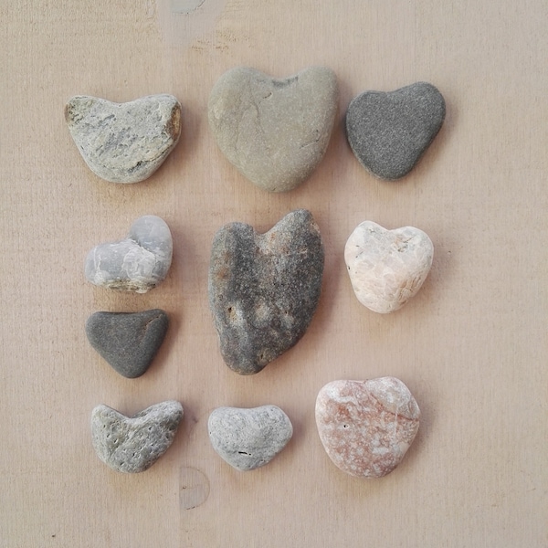 10 petits coeurs en pierre lissés par la mer de différentes formes et couleurs, collection, bijoux, cartes postales, DIY, idée cadeau