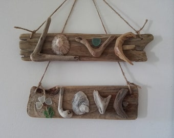Een houten bord gladgestreken door de zee met het opschrift "Love", voor rustieke en romantische decoratie van het zeehuis, tuin, cadeau-idee