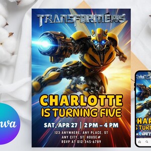 Può includere: Invito per una festa di compleanno con un personaggio Transformers giallo e nero con un'esplosione di energia blu. L'invito recita "CHARLOTTE IS TURNING FIVE" con i dettagli dell'evento. Uno smartphone mostra lo stesso design.