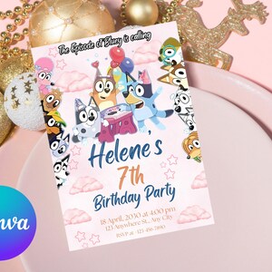 Puede incluir: Una invitaci&oacute;n rosa para la fiesta de 7 cumplea&ntilde;os de Helene, con personajes de Bluey y el texto "The Episode of Bluey is calling". El dise&ntilde;o incluye nubes, estrellas y detalles de la fiesta.