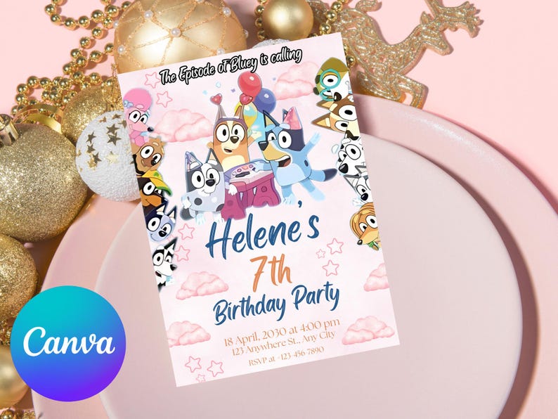 Puede incluir: Una invitaci&oacute;n rosa para la fiesta de 7 cumplea&ntilde;os de Helene, con personajes de Bluey y el texto "The Episode of Bluey is calling". El dise&ntilde;o incluye nubes, estrellas y detalles de la fiesta.