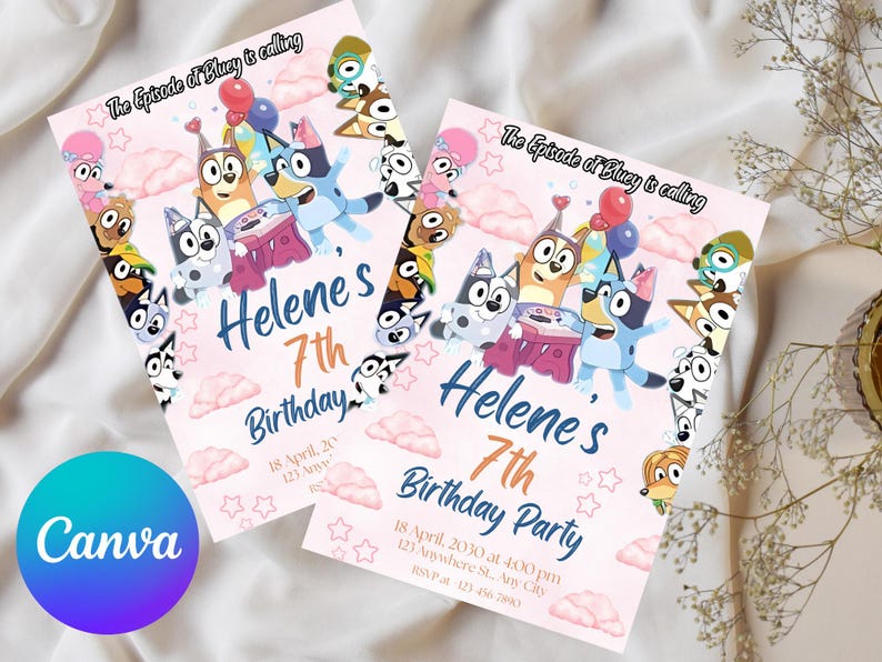 Puede incluir: Dos invitaciones rosas para una fiesta de cumplea&ntilde;os con personajes de dibujos animados de Bluey. Las invitaciones dicen "7&ordm; Cumplea&ntilde;os de Helene" con detalles del evento. La frase "El episodio de Bluey est&aacute; llamando" est&aacute; en la parte superior.