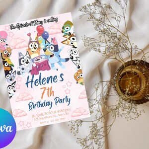 Puede incluir: Una invitaci&oacute;n rosa para una fiesta de cumplea&ntilde;os con personajes de Bluey, nubes y estrellas. La invitaci&oacute;n dice "7&ordm; Cumplea&ntilde;os de Helene" con detalles del evento. El logotipo de Canva est&aacute; en la esquina inferior izquierda.