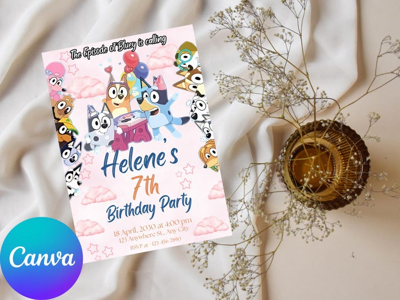 Puede incluir: Una invitaci&oacute;n rosa para una fiesta de cumplea&ntilde;os con personajes de Bluey, nubes y estrellas. La invitaci&oacute;n dice "7&ordm; Cumplea&ntilde;os de Helene" con detalles del evento. El logotipo de Canva est&aacute; en la esquina inferior izquierda.