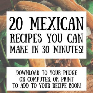 以下が含まれることがあります： 「30分でできるメキシカンレシピ20選！スマホやパソコンにダウンロードするか、印刷してレシピブックに追加しましょう！」というテキストが書かれたグラフィック。グラフィックは、肉と野菜が詰まった3つのタコスが置かれた木のまな板の写真に重ねられています。