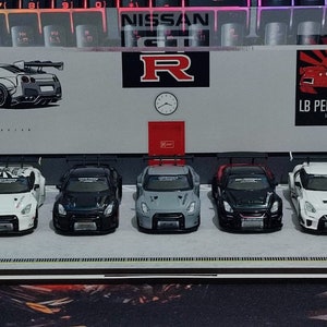 1:64 Scale Diorama for Diecast Cars - Free Customizable - Diorama Garage Car Dealership - Christmas Gift for Men - Model Car Storage