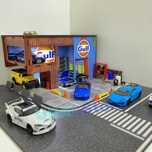 1:64 Scale Diecast Model Cars - Gulf Diorama and Parking Lot - Diorama Garage for Diecast Collectors - Christmas Gift for Men