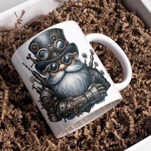 Puede incluir: Taza de cer&aacute;mica blanca con un dise&ntilde;o de gnomo steampunk. El gnomo lleva un sombrero de copa negro con gafas y un brazo mec&aacute;nico.