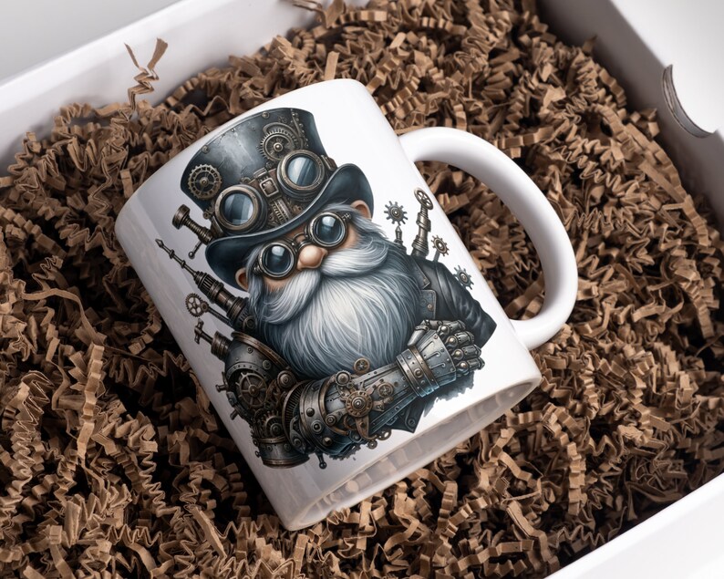 Puede incluir: Taza de cer&aacute;mica blanca con un dise&ntilde;o de gnomo steampunk. El gnomo lleva un sombrero de copa negro con gafas y un brazo mec&aacute;nico.