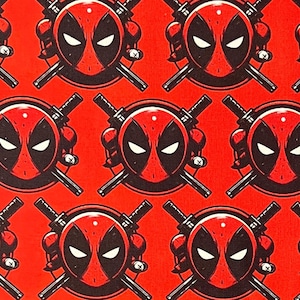 Può includere: Tessuto rosso con un motivo ripetuto della maschera di Deadpool. Ogni maschera è rossa con contorni neri, occhi bianchi e katane incrociate. Lo sfondo è di colore rosso pieno.