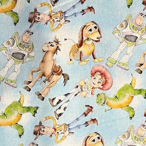 Puede incluir: Un fondo azul con un patr&oacute;n repetido de personajes de Toy Story. Los personajes incluyen a Woody, Buzz Lightyear, Jessie, Bullseye, Slinky Dog y Rex. Los personajes est&aacute;n todos en sus poses y colores caracter&iacute;sticos.