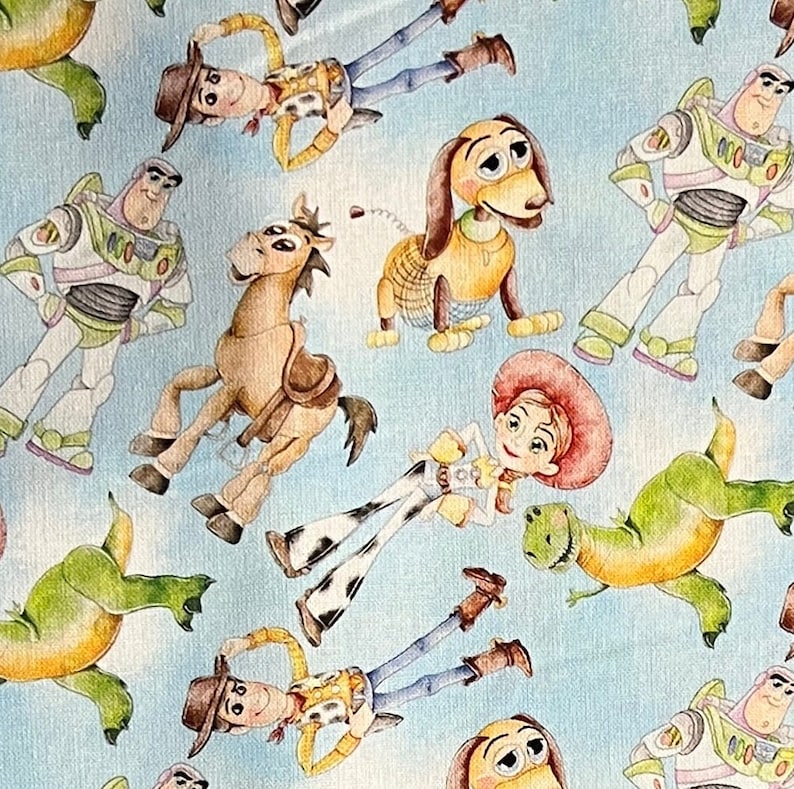 Puede incluir: Un fondo azul con un patr&oacute;n repetido de personajes de Toy Story. Los personajes incluyen a Woody, Buzz Lightyear, Jessie, Bullseye, Slinky Dog y Rex. Los personajes est&aacute;n todos en sus poses y colores caracter&iacute;sticos.