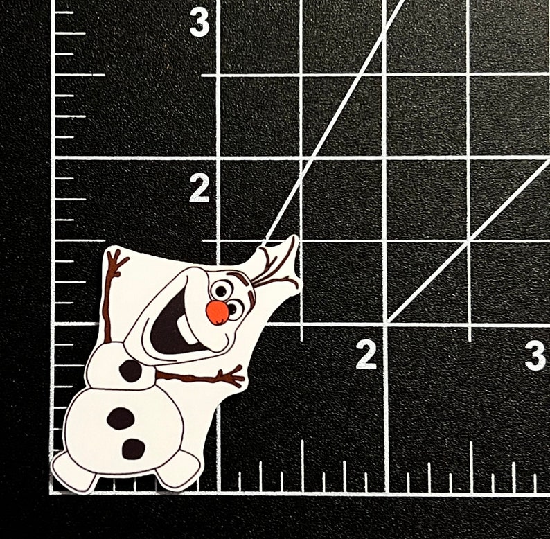 Puede incluir: Un mu&ntilde;eco de nieve blanco con una nariz de zanahoria, ojos negros y botones. Sonr&iacute;e con los brazos extendidos y lleva un sombrero de rama marr&oacute;n.