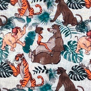 Può includere: Un tessuto bianco con un motivo ripetuto di animali della giungla, tra cui una tigre, un orso, un elefante e una pantera. Gli animali sono circondati da foglie verdi.