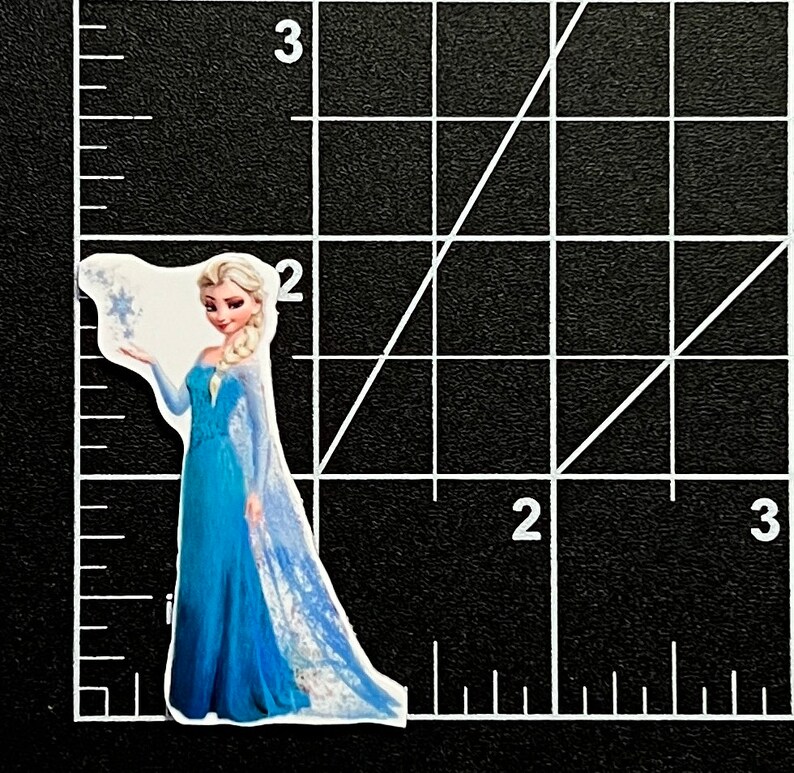 Puede incluir: Un personaje azul y blanco de la pel&iacute;cula Frozen, sosteniendo un copo de nieve en su mano. Lleva un vestido azul con una capa blanca y tiene el pelo largo y rubio.