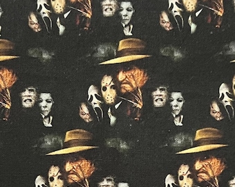 Peut inclure: Motif répété de personnages de films d'horreur sur fond sombre. Le design comprend des images de Michael Myers, Jason Voorhees, Freddy Krueger, Ghostface et d'autres figures emblématiques, ainsi qu'un chapeau fedora. La palette de couleurs est sombre avec des tons sourds.