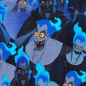Peut inclure: Tissu avec un motif répété du personnage Hadès du film Hercule de Disney. Le personnage est représenté avec des flammes bleues pour les cheveux et des yeux jaunes, sur fond bleu foncé.