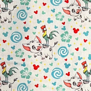 Könnte beinhalten: Ein weißer Hintergrund mit einem sich wiederholenden Muster aus einem Cartoon-Schwein und einem Hahn, Mickey-Maus-Ohren, blauen Wirbeln, grünen Blumen und gelben Sternen.