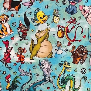 Puede incluir: Un patrón de tela con varios personajes de dibujos animados sobre un fondo azul claro. El diseño incluye personajes como Stitch, Flounder y Mushu, junto con estrellas, corazones y otros elementos decorativos. El tema general es caprichoso y colorido.