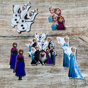 Puede incluir: Un conjunto de 10 recortes de personajes de Frozen. Los recortes est&aacute;n hechos de espuma y presentan personajes de la pel&iacute;cula de Disney Frozen. Los personajes incluyen a Elsa, Anna, Olaf, Kristoff, Sven y Hans. Los recortes son perfectos para decorar una fiesta o una habitaci&oacute;n con tem&aacute;tica de Frozen.