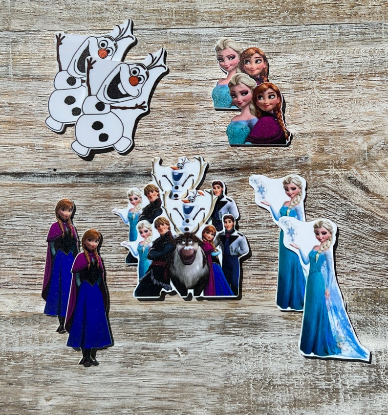 Puede incluir: Un conjunto de 10 recortes de personajes de Frozen. Los recortes est&aacute;n hechos de espuma y presentan personajes de la pel&iacute;cula de Disney Frozen. Los personajes incluyen a Elsa, Anna, Olaf, Kristoff, Sven y Hans. Los recortes son perfectos para decorar una fiesta o una habitaci&oacute;n con tem&aacute;tica de Frozen.