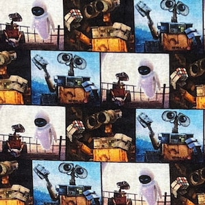 Peut inclure: Un tissu coloré avec un motif répété d'un robot et d'un personnage blanc rond. Le robot est jaune, bleu et noir et a une grosse tête ronde avec un seul œil. Le robot tient un petit cube blanc. Le personnage blanc est rond et a un seul œil noir. Le tissu est parfait pour les projets d'artisanat, le quilting et autres activités créatives.