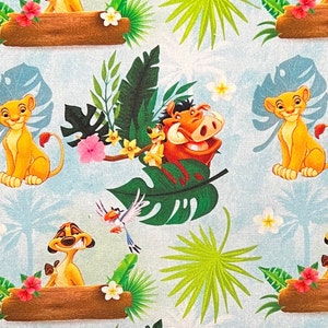 Può includere: Un tessuto colorato con un motivo ripetitivo di personaggi dei cartoni animati del film Il Re Leone. I personaggi includono Simba, Pumbaa e Timon. Il tessuto presenta anche piante e fiori tropicali.