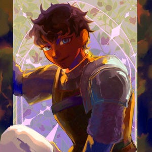 Può includere: Una persona giovane con i capelli castani e gli occhi azzurri indossa un'armatura e una camicia blu. È seduta con le gambe incrociate e guarda direttamente lo spettatore. Lo sfondo è un motivo floreale viola e verde.