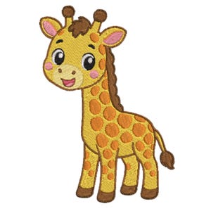Op de afbeelding: Geborduurd girafontwerp in geel, bruin en oranje. De giraf heeft grote ogen, roze wangen en een lachende mond. Het lichaam van de giraf is bedekt met oranje vlekken. Geschikt voor kinderkleding of kinderkamerdecoratie.