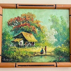 Könnte beinhalten: Ölgemälde einer ländlichen Szene mit einem kleinen Haus, üppigem Grün und zwei Figuren in der Nähe eines Teiches. Das Kunstwerk ist in einem Bambusrahmen gerahmt. Das Gemälde zeigt eine lebendige Farbpalette mit Grüntönen, Gelb, Rot und Blau.