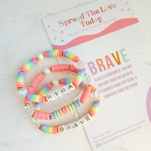 Ensemble de bracelets personnalisés courageux pour enfants, cadeau fille pour fille courageuse, bracelet avec nom personnalisé pour enfants, cadeau d'encouragement pour fille forte, cadeau courage