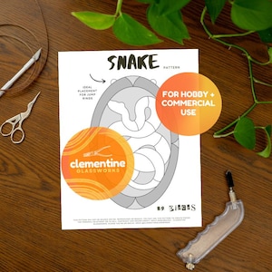 以下が含まれることがあります： 「SNAKE」の文字が上部に書かれた、ヘビのデザインの印刷パターン。ハサミやガラスカッターなどのツールも写っています。画像には「FOR HOBBY + COMMERCIAL USE」の文字も含まれています。