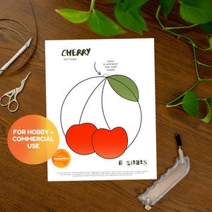 Op de afbeelding: Een printbaar patroon voor een kersen-vormig glas-in-loodproject. Het patroon bevat instructies voor de ideale plaatsing van sprongringen. De tekst op de pagina luidt "CHERRY PATTERN" en "FOR HOBBY + COMMERCIAL USE".