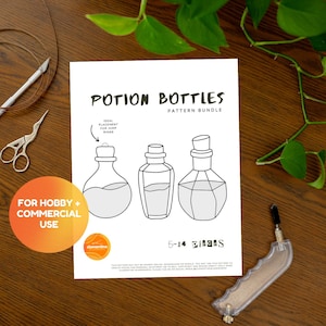 Könnte beinhalten: Ein schwarz-weißes druckbares Musterpaket für Zaubertrankflaschen. Das Paket enthält drei verschiedene Flaschendesigns. Der Text auf der Seite lautet "Potion Bottles Pattern Bundle" und "For Hobby + Commercial Use".