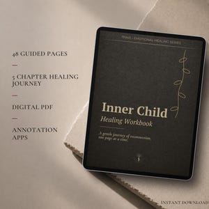 Puede incluir: Una tableta digital que muestra el Inner Child Healing Workbook de la serie Trine Emotional Healing. La portada presenta papel texturizado oscuro, texto dorado y una ilustración de enredadera. Incluye 48 páginas guiadas y 5 capítulos.