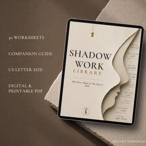 Puede incluir: Una tableta digital que muestra la portada de la Shadow Work Library con fondo crema, efecto de papel rasgado y texto negro. La pantalla muestra el título, un icono de cerradura y una lista de temas. El texto incluye 30 Worksheets y US Letter Size.