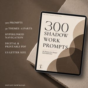 Puede incluir: Una tableta digital que muestra un documento titulado 300 Shadow Work Prompts, The Trine Prompt Collection, 30 Themes for Deeper Self-Reflection. El texto a la izquierda enumera 300 prompts, 30 temas, 6 partes, navegación con hipervínculos, PDF digital e imprimible.