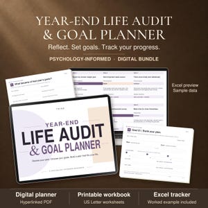Puede incluir: Un paquete digital de auditoría de vida y planificador de objetivos con una tableta que muestra una portada de libro de trabajo, un portátil con un rastreador Excel y hojas de trabajo impresas. Texto: Year-End Life Audit & Goal Planner.