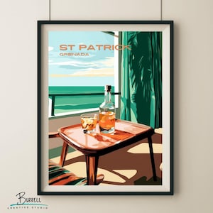 Könnte beinhalten: Ein Vintage-Reiseposter für St. Patrick, Grenada, mit einer tropischen Szene mit einem Glas bernsteinfarbener Flüssigkeit und einer Flasche Rum auf einem Holztisch, mit Blick auf das Meer und Palmen durch ein Fenster.