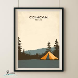 Puede incluir: Impresión artística enmarcada que representa una escena de acampada en Concan, Texas. La obra de arte muestra una tienda de campaña naranja cerca de una masa de agua, con árboles y una cordillera al fondo. El texto "CONCAN TEXAS" está en la parte superior de la impresión.