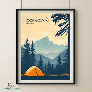 Puede incluir: Impresión artística enmarcada que presenta un paisaje con una tienda de campaña naranja. La obra de arte representa una cordillera, pinos y el texto "CONCAN TEXAS" contra un cielo degradado. La impresión está enmarcada en un borde negro.